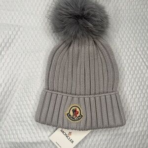 MONCLER WOMEN'S LIGHT GRAY RIBBED KNIT BEANIE W/ POM POM -SAME DAY SHIP